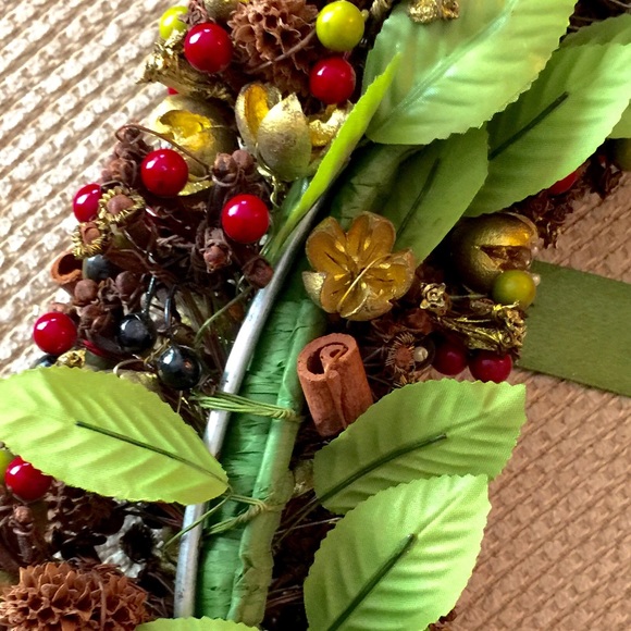 MacKenzie - Childs 𝐼𝑑𝑎 𝑆𝑐𝘩𝑙𝑜𝑠𝑠𝑏𝑒𝑟𝑔 Berry & Cone Wreath - Picture 8 of 9